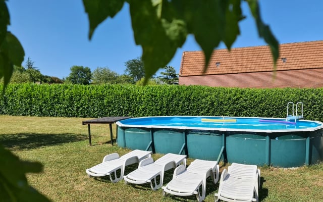 Gîte à la campagne avec tennis et piscine privés