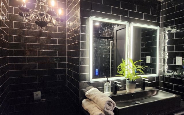 Farrel's listing on misterb&b - Boutique-style bathroom with dual sinks and large walk-in shower