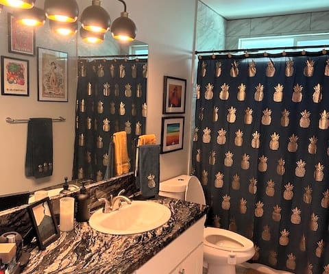 Chambre et salle de bains confortables. Près du parc national de...