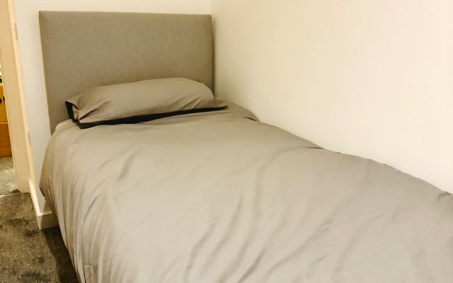 Einzelbett und Zimmer in einer schönen Wohnung im Stadtzentrum.