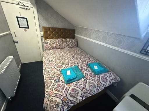 Small cosy double room really comfy bed. Suit single or couple