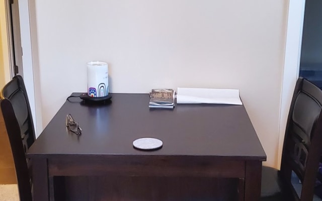 Anuncio de Deej (&Gary) en misterb&b - guest room dinette