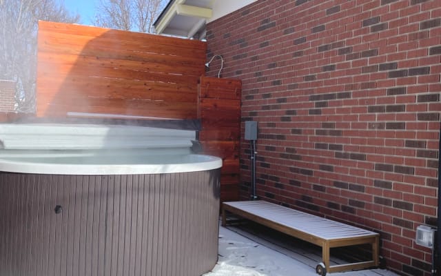 Garden apartment with private entrance and hot tub - Picture 20