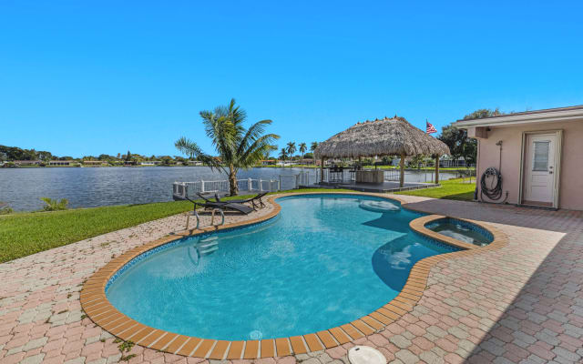 Haus am Wasser mit 4 Schlafzimmern, beheiztem Pool und Spa