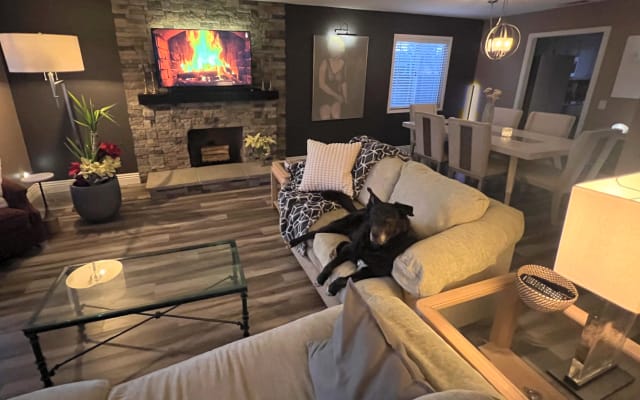 Ein stilvolles Zimmer in einem schönen Haus