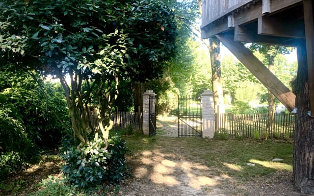 Großes Herrenhaus aus Stein im Herzen der Natur