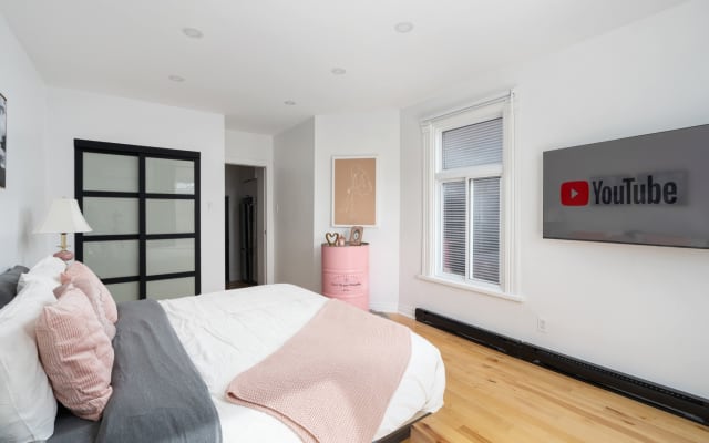 Downtown Luxe: Metro, Parking, King Bed, Sleeps 6