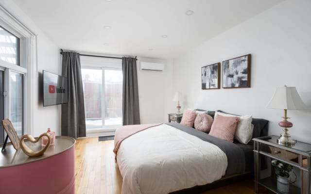 Downtown Luxe: Metro, Parking, King Bed, Sleeps 6