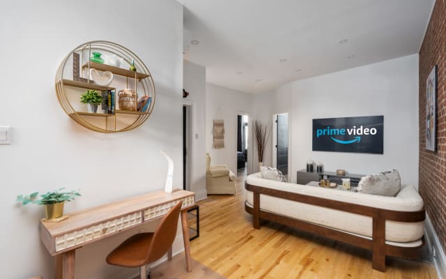 Downtown Luxe: Metro, Parking, King Bed, Sleeps 6