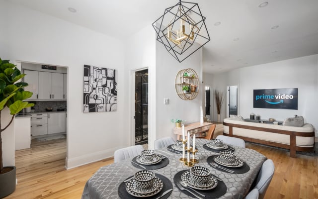 Downtown Luxe: Metro, Parking, King Bed, Sleeps 6