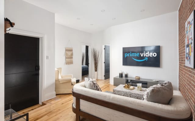 Downtown Luxe: Metro, Parking, King Bed, Sleeps 6 - Picture 7