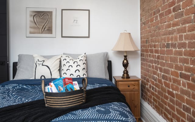 Downtown Luxe: Metro, Parking, King Bed, Sleeps 6 - Picture 13