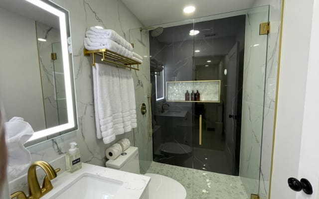 Urban Gem ~ 2 king beds + 2 baths Blue White Rentals