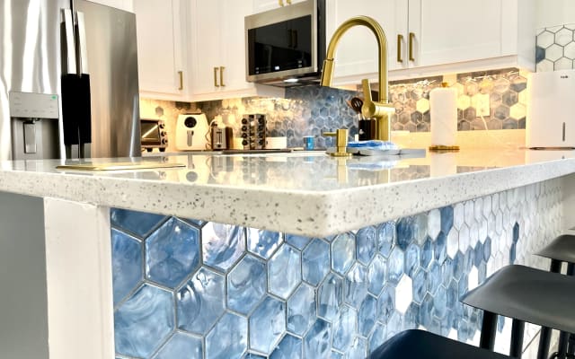 Urban Gem ~ 2 Kingsize-Betten + 2 Bäder Blue White Rentals