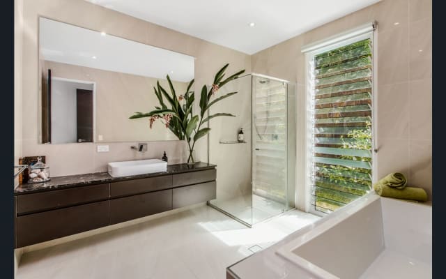 Anuncio de Simon en misterb&b - Main Bathroom
