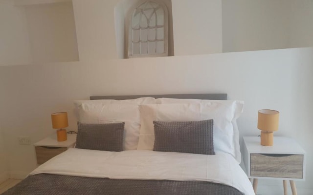 Evo Haven -1 Bedroom Apartment- Sleeps upto-2, 2 minutes to Station