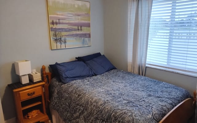 Habitación privada con cama de matrimonio, cafetera, nevera, TV