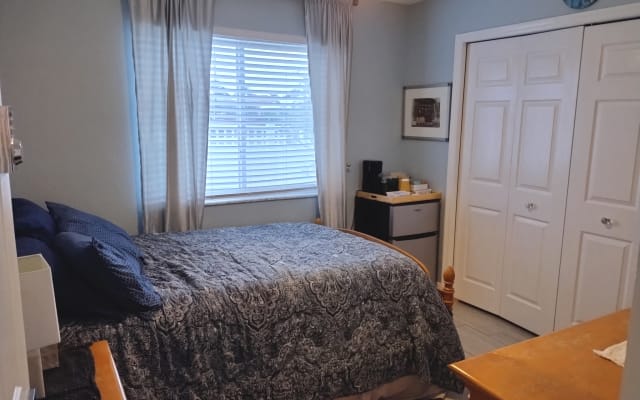 Habitación privada con cama de matrimonio, cafetera, nevera, TV