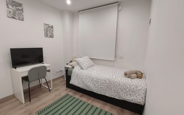 Quarto de brigada num belo apartamento junto à estação de metro