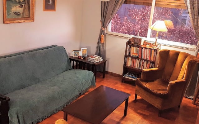 Quarto em apartamento com localização central