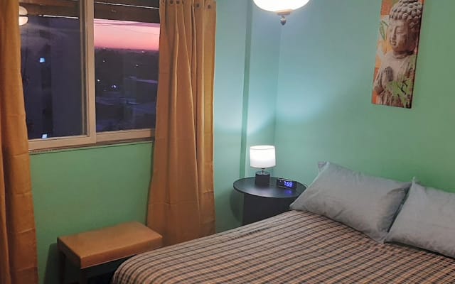 Quarto em apartamento com localização central