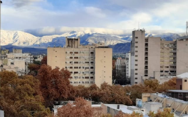 Quarto em apartamento com localização central