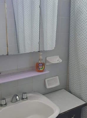 Quarto em apartamento com localização central