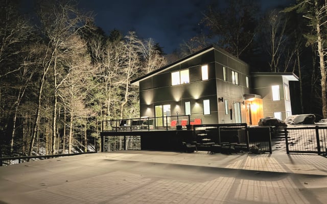 Farrel's listing on misterb&b - View of the house in the winter