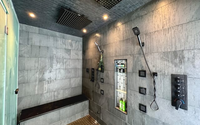 Farrel's listing on misterb&b - Interior of the 8-man steam shower