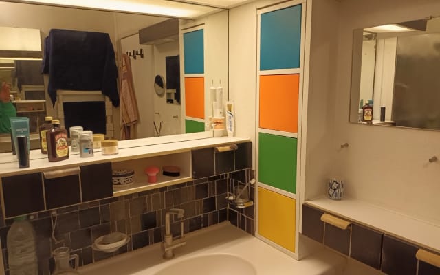 Graziosa camera da letto con balcone chiuso e servizi igienici in casa