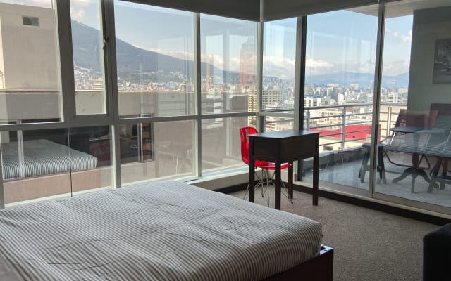 SUITE COM VARANDA E BELA VISTA DA CIDADE NO CORAÇÃO DE QUITO