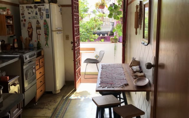 Geräumige Suite mit Balkon in einem ruhigen Haus in Vila Mariana