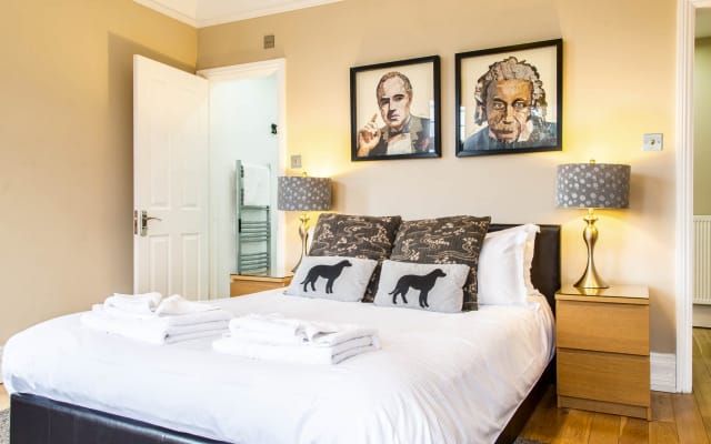 Studio-Luxury-Ensuite with Shower-Garden View-Apartment 2