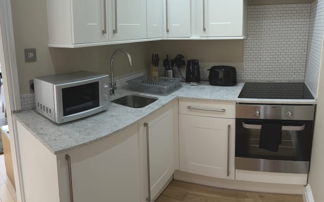 Studio-Luxury-Ensuite with Shower-Garden View-Apartment 2