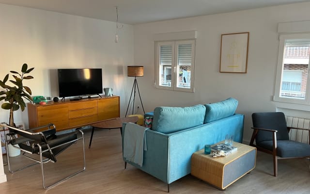 Chambre dans un appartement extérieur avec salle de bain