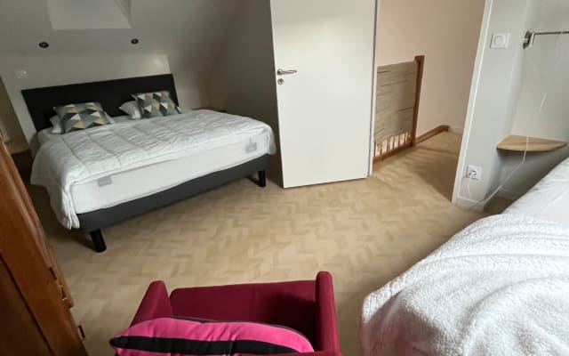 Pequena casa numa aldeia tranquila, estacionamento, terraço, jardim
