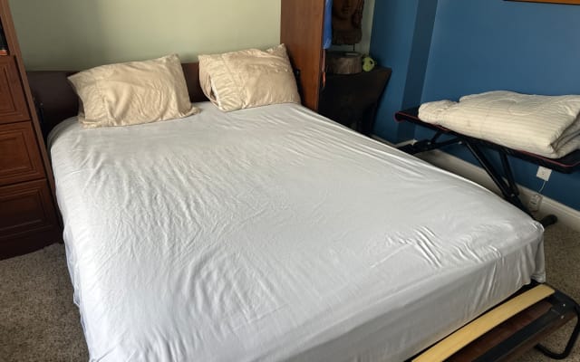 Cosy bedroom w separate bathroom and lots of warmth.