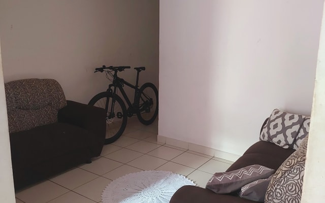 Un lugar luminoso y acogedor para descansar.