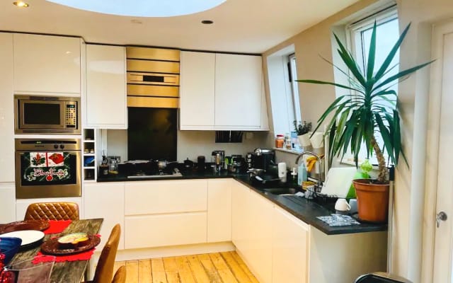 Beautiful en-suite in a loft by the Thames close to central London