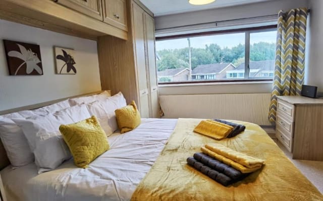 The Paddocks, Huge 5 bedroom house-Right off J26 of M1