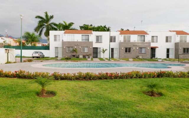 Moderna casa de 3 dormitorios junto a la piscina