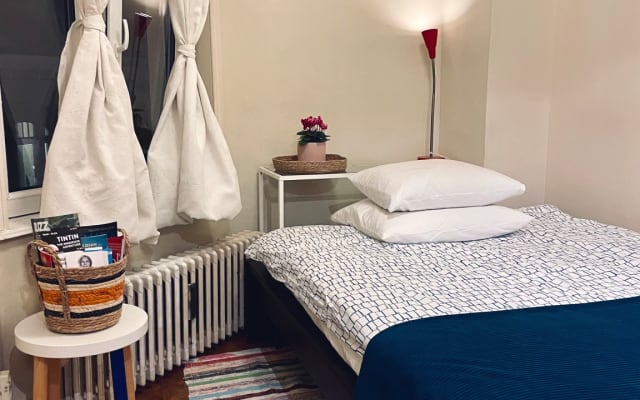 Chambre confortable et propre dans un appartement en colocation