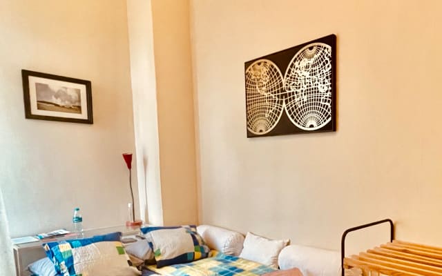 Chambre confortable et propre dans un appartement en colocation
