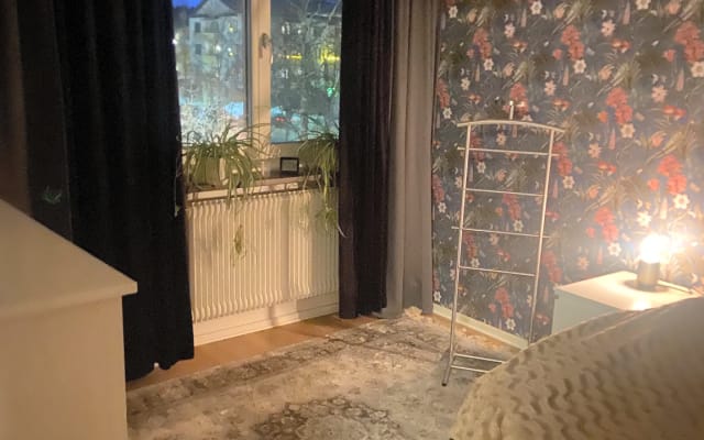 Perto do centro de Östersund.
Apartamento com três quartos e cozinha.