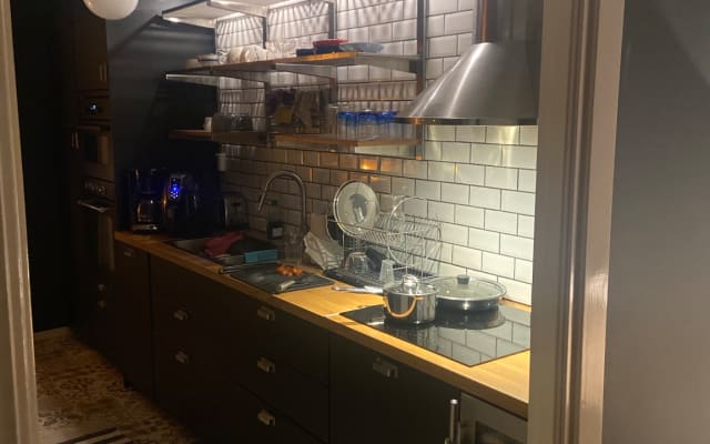 Perto do centro de Östersund.
Apartamento com três quartos e cozinha.