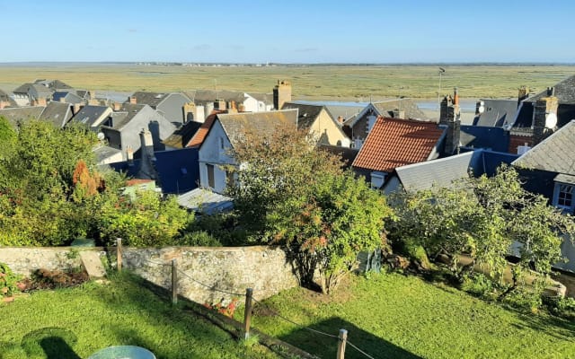 Le Belvédère, ampio monolocale con vasto giardino e vista sulla baia a 