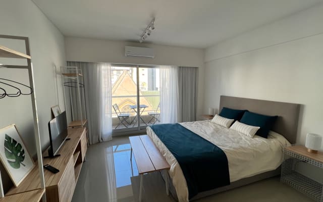 Luxuriöses Apt mit Balkon, XL-Bett, Pool und Co-Working.