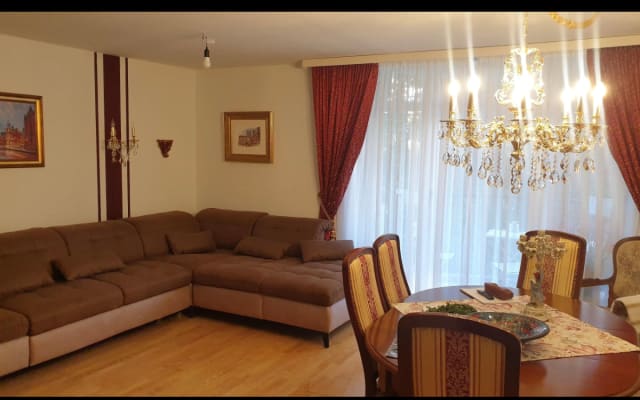 Sehr schöne Ruhige Wohnung, ein Queen Zimmer mit Balkon