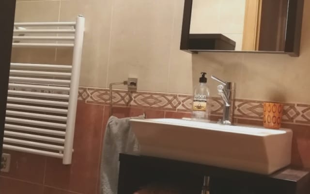 Camera con bagno privato nel CC Espacio León. Cucina, soggiorno...