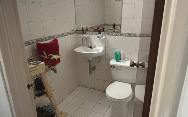 Una habitación amplia, con espacios compartidos como baño y ducha.